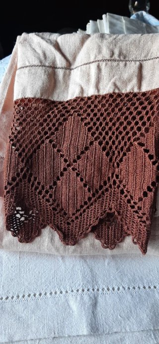 Elegante asciugamano in puro lino con uncinetto