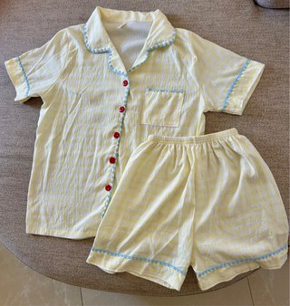 Pijama amarillo a cuadros