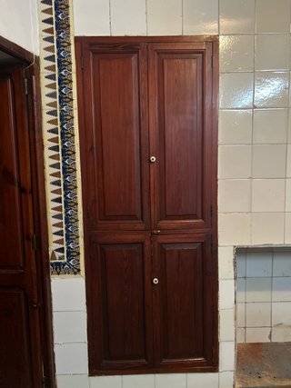 Armario de madera empotrado