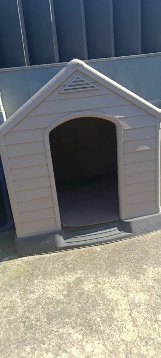 Caseta para perro de plástico beige