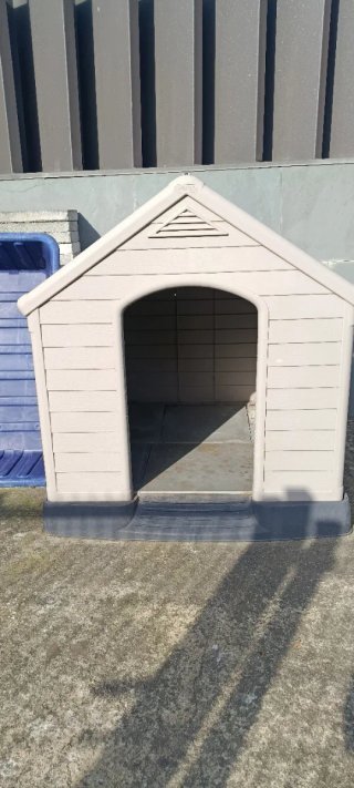 Caseta para perro de plástico beige