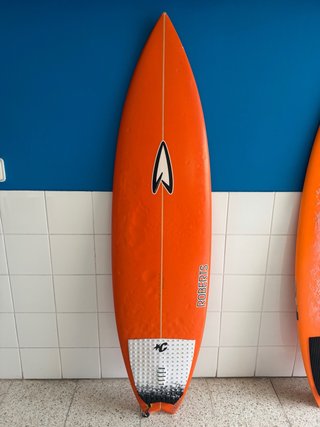 Tabla de surf naranja Roberts