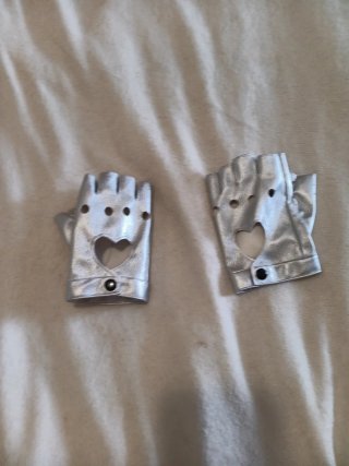 Guantes plateados sin dedos con corazón