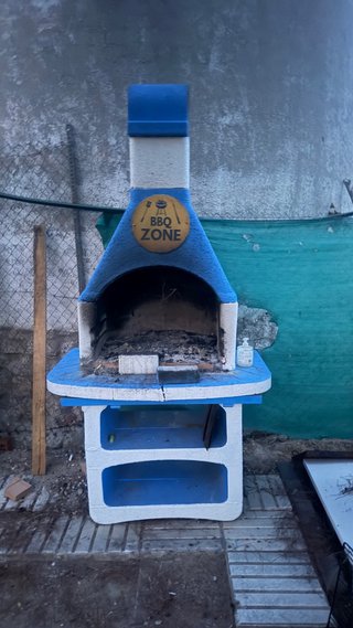 Barbacoa de obra azul y blanca
