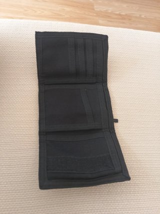 Cartera Fila Negra y Dorada
