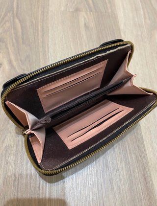 Cartera de piel negra con cremallera