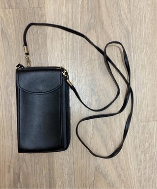 Cartera de piel negra con cremallera