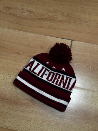 Gorro con pompón y letras