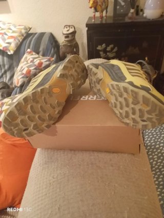 Zapatillas trail Merrell, un solo uso.