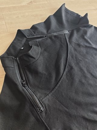 Camiseta negra con cremallera Talla S