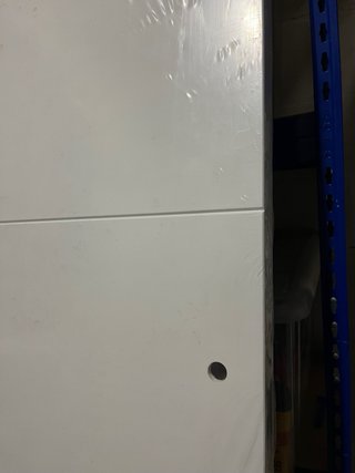 Puerta blanca con marco y herrajes