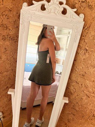 Vestido deportivo Alo Yoga verde oliva.