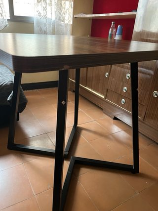 Mesa de comedor de madera nueva