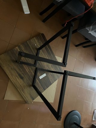 Mesa de comedor de madera nueva