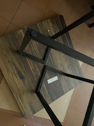Mesa de comedor de madera nueva
