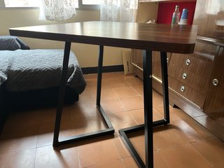 Mesa de comedor de madera nueva