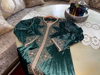 Caftán de terciopelo verde con pedrería