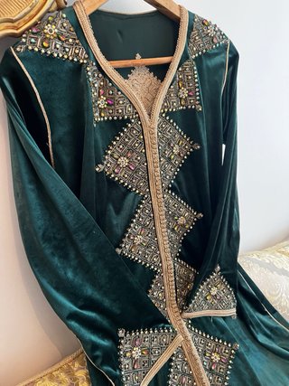 Caftán de terciopelo verde con pedrería