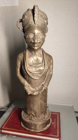 Escultura Africana Bronce sacerdotisa Olori.
