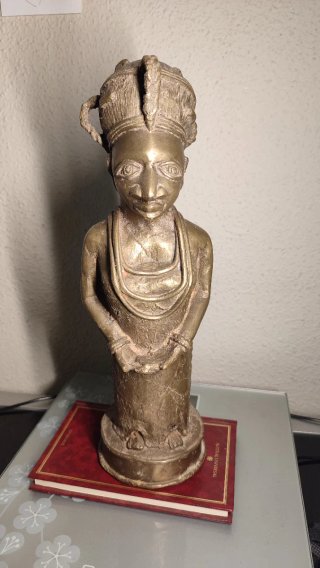 Escultura Africana Bronce sacerdotisa Olori.