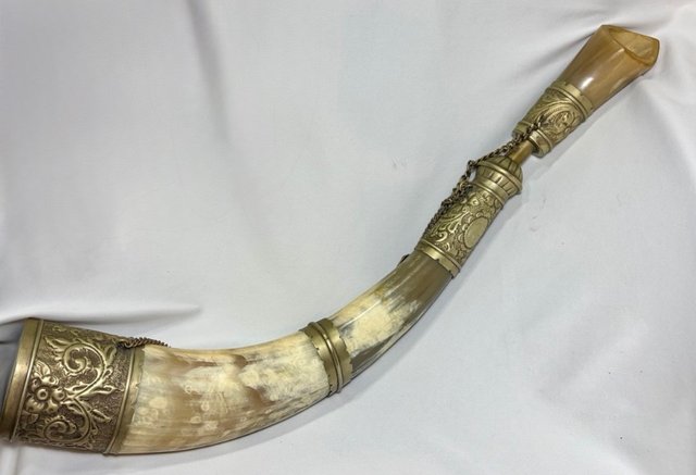 Polvorera decorativa de cuerno y metal repujado