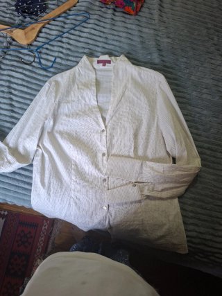 Camisa blanca de rayas muy finas.