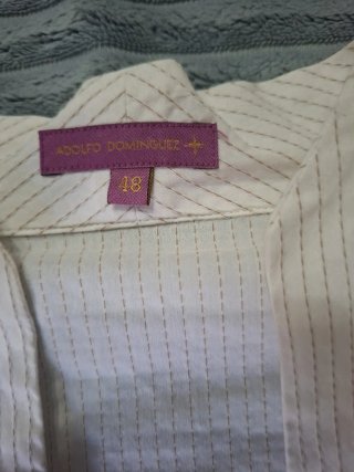 Camisa blanca de rayas muy finas.