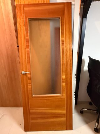 Puerta madera maciza con cristal traslúcido