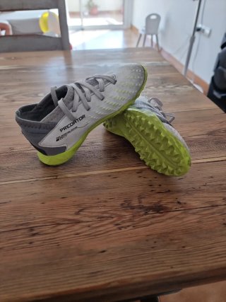 Botas de fútbol Adidas Predator talla 28