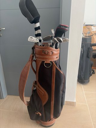 Carro y palos de golf