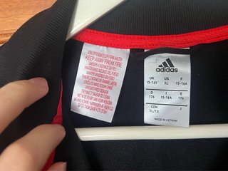 Chaqueta Adidas cremallera negra y roja