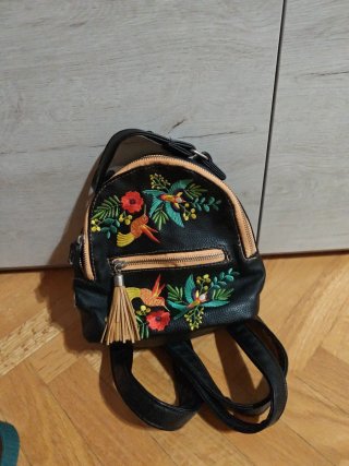 Mochila negra bordada con pájaros