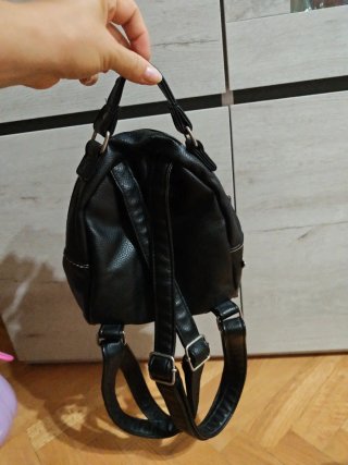 Mochila negra bordada con pájaros