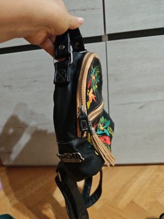 Mochila negra bordada con pájaros