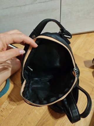 Mochila negra bordada con pájaros