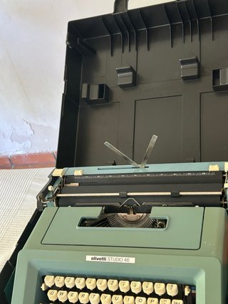 Máquina de escribir Olivetti Lettera 32 antigua,