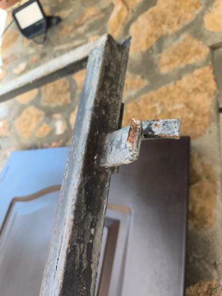 Puerta marrón con mirilla y pomo