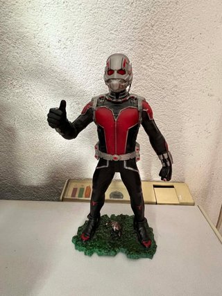 FIGURA AVISPA Y HOMBRE HORMIGA