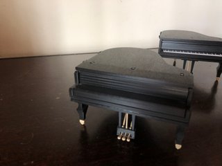 Piano de cola miniatura