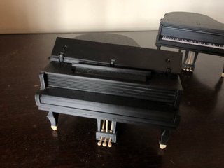Piano de cola miniatura