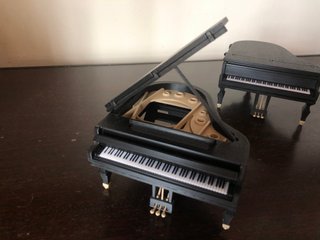 Piano de cola miniatura