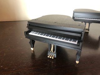 Piano de cola miniatura