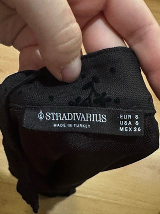 Camiseta Stradivarius negra floral sin mangas