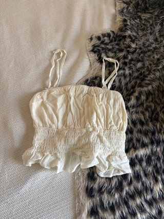 Top blanco fruncido con lazos