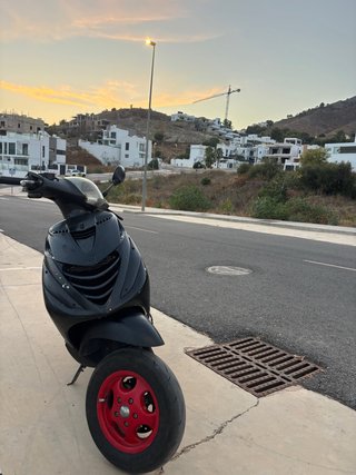 Piaggio Zip SP Scooter Negra y Roja