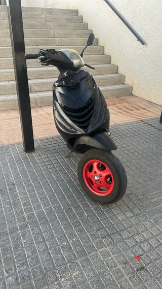 Piaggio Zip SP Scooter Negra y Roja