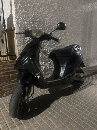 Piaggio Zip SP Scooter Negra y Roja
