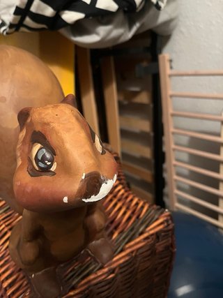 Figura de ardilla en cesta de mimbre 1998