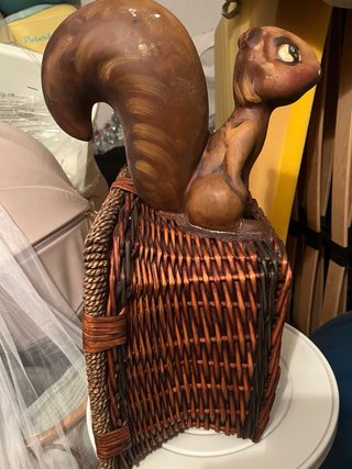 Figura de ardilla en cesta de mimbre 1998