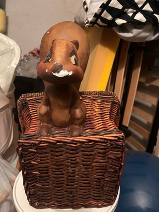 Figura de ardilla en cesta de mimbre 1998